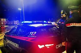 Auto contro il posto di blocco: accertamenti sulle condizioni della conducente