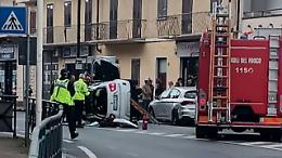 Auto si ribalta ad Alpignano, traffico in tilt in via Mazzini