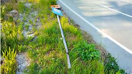 Lascia la bici legata a un palo stradale, i ladri lo abbattono e la rubano