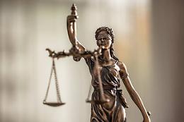 Testamento ribaltato e patrimonio sotto sequestro: la decisione del tribunale