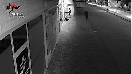 Giovanissimi, violenti e senza freni: spaccata all&rsquo;alba in un negozio della provincia