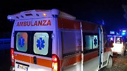 Paura in tangenziale sud: un camion perde una sbarra di metallo, colpite due auto