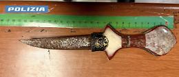 Borgo Vittoria, uomo armato di pugnale minaccia i passanti: arrestato dalla polizia