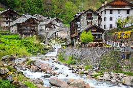 Il borgo &ldquo;sospeso sull&rsquo;acqua&rdquo; in Piemonte che in pochi conoscono: si chiama Rassa