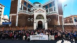 Barriera di Milano, inaugurato il nuovo campetto dell'oratorio Maria Regina della Pace: &laquo;Un potere calamita per i ragazzi&raquo;