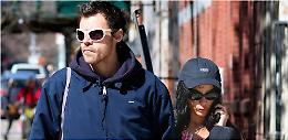 Harry Styles e Zo&euml; Kravitz, un anello di diamanti a Londra scatena i rumor: fidanzamento in vista?