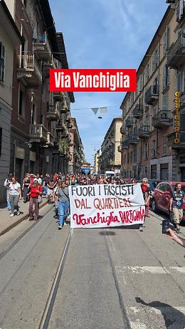 Targa distrutta, cittadini in piazza: il caso accende il dibattito