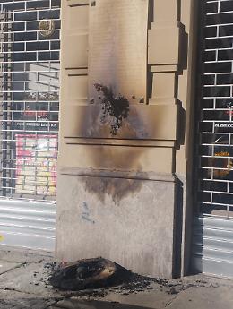 Bruciata la targa partigiana in Vanchiglia: &egrave; la quinta profanazione