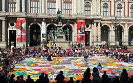 Torino genera bellezza, 200 bambini e Michelangelo Pistoletto disegnano il "Terzo Paradiso"