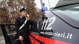 Bimbo di 2 anni chiuso in auto, i carabinieri rompono il vetro e lo salvano