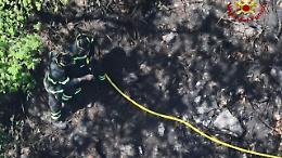 Incendio nei boschi di Brovello-Carpugnino: rogo spento, decisivi l'uso dei droni