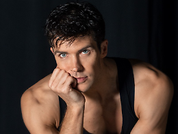 Roberto Bolle in piazza San Carlo a Torino con la lezione di danza alla sbarra pi&ugrave; grande del mondo: attesi migliaia di ballerini