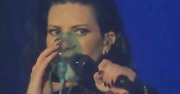 Paura per Laura Pausini in Ecuador, malore sul palco e maschera d&rsquo;ossigeno durante il concerto