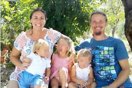 Famiglia nel bosco, il caso si complica: &ldquo;Non idonei a crescere i figli&rdquo;
