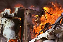 Furgone in fiamme all&rsquo;alba: intervento urgente in corso Torino a Chieri