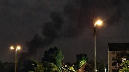 Incendio a Piossasco, in fiamme un capannone industriale: densa colonna di fumo visibile a distanza