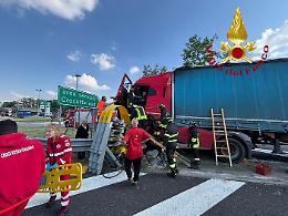 Autostrada A21, camion fuori controllo: intervengono vigili e soccorsi
