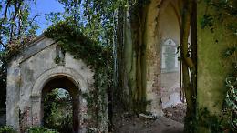 L&rsquo;antica chiesa gotica avvolta dalla natura: un tesoro perduto in Piemonte