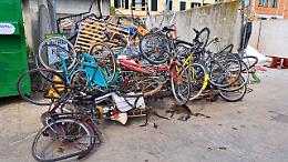 A Torino le biciclette abbandonate in strada finiscono al "macero"