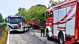 Perde il controllo dell'autocarro ed esce di strada, statale interrotta a causa dell'incidente