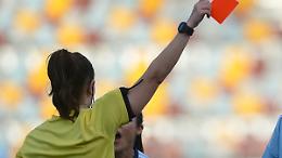 Venaria : arbitra 16enne fischia un rigore, pugni e calci dei tifosi ai suoi parenti