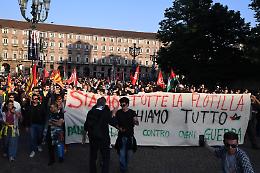 "Siamo tutti la Flotilla". Corteo di un migliaio di Pro-Pal in centro dopo il presidio 