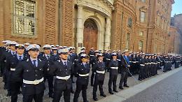 Torino, 130 nuovi ispettori della polizia locale: le mostrine consegnate in municipio