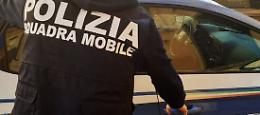 Eroina nel doppio fondo, contanti sotto il divano: arrestato dopo un breve inseguimento