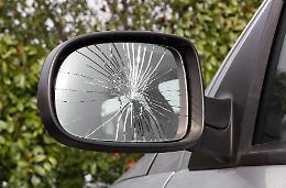 Calcio all&rsquo;auto tra le famiglie in piazza: fermato da un agente fuori servizio