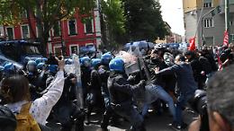 Idranti, lacrimogeni e polizia in antisommossa: la tensione si alza a Torino durante il corteo