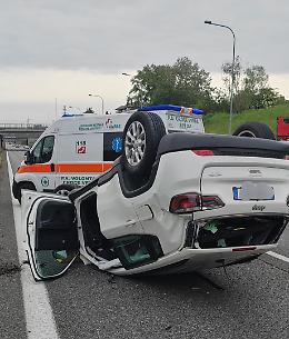 Incidente sulla Tangenziale Nord: mezzo pesante e auto ribaltati, traffico in tilt