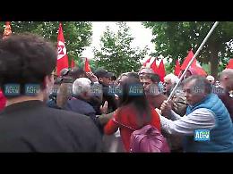 Torino, tensioni al corteo del 1&deg; Maggio. Askatasuna in piazza  VIDEO