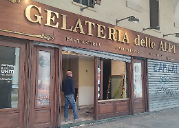 Via Po, crocchette per cani al posto di coni e coppette: rinasce la Gelateria delle Alpi