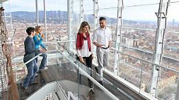 Intesa Sanpaolo, premi fino a 3.200 ai dipendenti (e azioni per 6.000 euro) in Italia