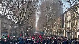 Corteo per Aska: spezzoni congiunti, barricate al Rond&ograve; Rivella