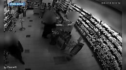 Terrore in centro: entra in farmacia con un coltello, poi ci riprova [VIDEO]