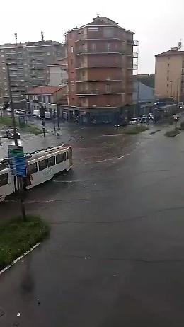 Bomba d'acqua su Torino: le strade diventano fiumi in piena