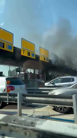 Incendio al casello di Villanova D'Asti: passeggeri illesi, intervengono i vigili del fuoco