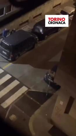 Provano a rubare all'interno di un'auto spingendo la portiera: "Non è la prima volta che succede"