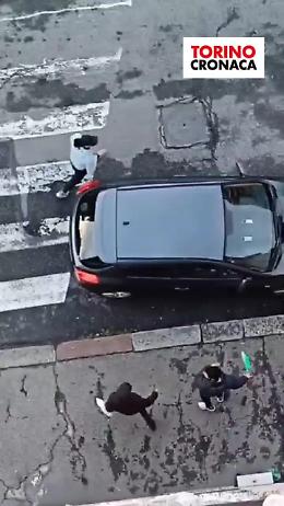 Schiaffi e pugni in mezzo alla strada: "Altro che esercito, qui sembra il Far West"