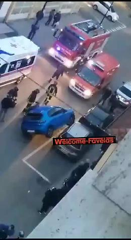 L'auto rimane in bilico appoggiata a un'altra vettura (il video)
