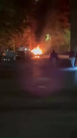 Nichelino, auto in fiamme in via Cacciatori: paura tra i residenti  [FOTO E VIDEO]