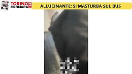 Allucinante in centro: si masturba sul bus