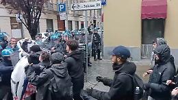 Corteo contro i ministri, traffico in tilt: tensione con la polizia a San Salvario. BLOCCATA LA METRO