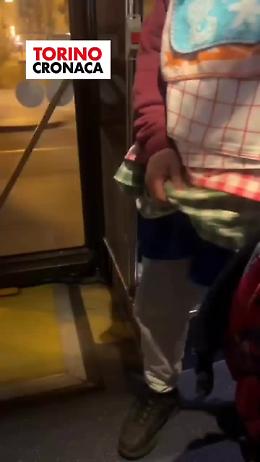 Atti osceni sul bus: uomo travestito da bambolotto semina il panico tra i passeggeri