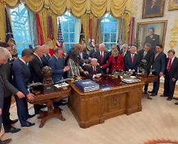 Trump prega nello Studio Ovale con i leader religiosi