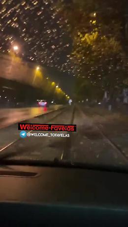 Appesi agli autobus e in auto sui binari per le sfide sui social