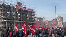 Torino, corteo per Askatasuna: "occupata" la vecchia Porta Susa e striscione VIDEO