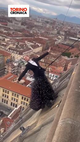 Kesia Smutniak e Domenico Procacci sospesi a 85 metri d'altezza