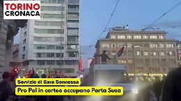 Torino, così i Pro Pal indisturbati hanno occupato Porta Susa: binari bloccati